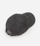 Gorra gris de sarga con visera curva y ajuste trasero.