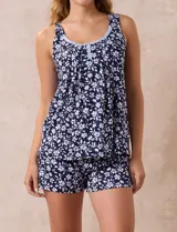 Conjunto de pijama estampado marca René Rofé, compuesto por musculosa y short. La musculosa tiene escote redondo con aplique de puntilla y botones. El short tiene cintura elastizada.