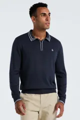 Sweater de punto color azul marino, con cuello polo, cierre frontal parcial y detalles de rayas blancas en el cuello y puños. Presenta el logo de la marca bordado en el pecho.