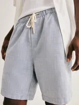Bermuda de tela texturizada color celeste, con cintura elástica y cordón ajustable. Presenta un corte recto y cómodo.