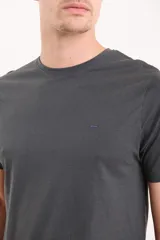 Remera de hombre color terracota, de manga corta y cuello redondo, con un pequeño logo bordado en el pecho.