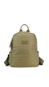 Mochila capitoneada color verde oscuro de nylon, con apertura superior con cierre y tiradores metálicos, bolsillos internos, bolsillo con cierre metálico al frente, correa corta de mano y correas de galón regulables para colgar en la espalda.