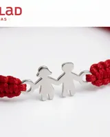 Pulsera de hilo rojo tejida en macramé con dijes de plata 925 en forma de niño y niña, con terminaciones ajustables decoradas con esferas de plata.