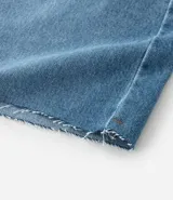 Pollera midi de jean azul con tajo delantero y ruedo deshilachado. Presenta cierre frontal con botón y bolsillos laterales.