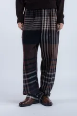 Pantalón de vestir con diseño cuadrillé en tonos marrón, azul y gris. Confeccionado en tejido de algodón y lana, de corte recto y cintura elastizada.