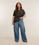 Pantalón wide leg de jean azul con bolsillos cargo laterales y recortes.