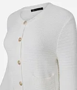 Cardigan de punto con textura acanalada, cuello redondo, manga larga y cierre frontal con botones metalizados dorados. Presenta dos bolsillos frontales tipo parche.
