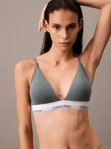 Brasier tipo triángulo con relleno, confeccionado en tejido de algodón modal. Presenta tirantes finos ajustables y una banda elástica inferior distintiva con el logo de la marca.