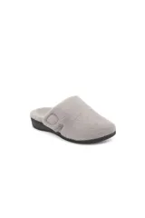 Pantuflas tipo mule de tela de rizo color gris, con cierre ajustable de velcro en el lateral y suela de goma negra con soporte biomecánico.