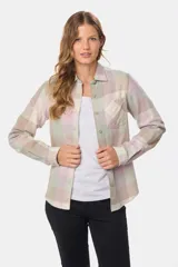 Camisa de viyela a cuadros en tonos pastel, con cuello clásico, cierre frontal de botones y bolsillo en el pecho.