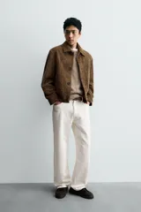 Zapatilla de estilo urbano confeccionada en piel con acabado de serraje. Presenta un diseño minimalista con cordonera oculta y suela de goma a contraste.