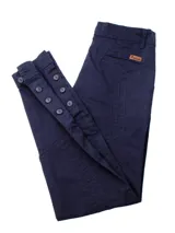 Pantalón de montar negro tableado, de corte ajustado y tiro alto, con detalles de botones en el tobillo.