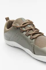 Zapatilla minimalista tipo barefoot de color verde menta, con diseño de suela plana y flexible, confeccionada en material textil transpirable con cordones a tono.