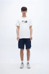 Remera blanca de algodón con cuello redondo y manga corta. Estampado fotográfico en el pecho con texto.
