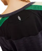 Camiseta corta de manga larga Free People modelo Go For The Goal, color gris jaspeado con mangas negras y rayas verdes y amarillas.