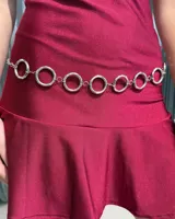 Cinturón de cadena metálica plateada compuesto por una serie de eslabones circulares entrelazados.