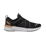 Championes Puma Softride Harli de color negro, con diseño slip-on sin cordones, tiras elásticas cruzadas en el empeine, detalles en tono dorado rosado con la marca en el lateral y el talón, y suela blanca amortiguada.