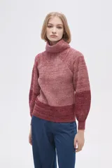 Polera de tejido de punto con cuello redondo y mangas largas, presentando un diseño bicolor con un degradado de tonos rosados y un borde inferior en color borgoña.