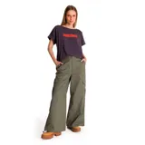 Remera de mujer color gris oscuro, de corte holgado, con cuello redondo y mangas cortas. Estampado frontal con el logo de Caterpillar en color naranja.