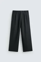Pantalón de corte relajado confeccionado en una mezcla de lino y viscosa. Presenta bolsillos delanteros, bolsillos traseros de plastrón y cierre frontal con cremallera y botón.