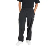 Pantalón de jogging negro con cintura elástica, cordón interior, bolsillos laterales con cremallera, bolsillo trasero e inserciones grises en contraste.