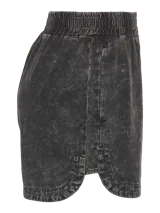 Short de jean negro con lavado ácido, tiro medio y terminaciones rectas.