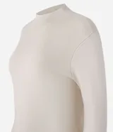 Blusa de punto de la marca Cortelle, con cuello alto y mangas largas. Confeccionada en una mezcla de viscosa y poliamida, presenta una textura suave y un diseño básico versátil.