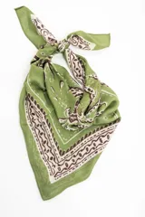 Bandana de viscosa color verde con estampado de palmeras y detalles ornamentales en tonos blancos y marrones.