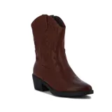 Bota tejana de caña baja color marrón oscuro, con taco cuadrado y detalles de costuras bordadas en la caña y en el empeine.
