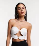 Top cropped blanco de crepé, sin breteles, con busto redondeado y cutout delantero.