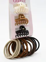 Pack de accesorios para el pelo que incluye tres pinzas tipo garra en colores beige, marrón y negro, y doce coleros elásticos en tonos neutros como beige, marrón claro, marrón oscuro y negro.