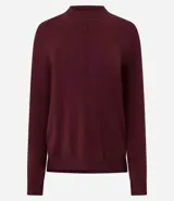 Suéter de punto color bordó, con cuello alto, mangas largas y detalle de costura vertical en relieve en el centro del frente.