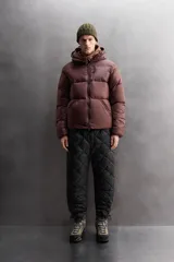 Pantalón de esquí acolchado con diseño de rombos, color negro. Presenta cintura elástica con cierre de botón a presión, bolsillos laterales con cremallera y bajos ajustables con cordón elástico.