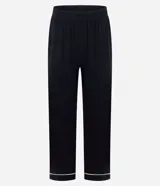 Pijama largo compuesto por una blusa de manga larga con cuello redondo y un pantalón recto, ambos en color negro con detalles de bies en color blanco en el cuello, puños y ruedo.