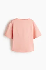 Remera de manga corta con escote bote, hombros caídos y cintura entallada.