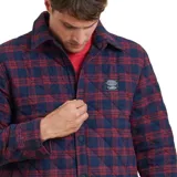 Camisa a cuadros azul marino y rojo, acolchada, con cuello clásico, cierre frontal con botones a presión y logo bordado en el pecho.