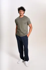 Remera de manga corta con cuello redondo, confeccionada en tejido de punto liso color verde militar. Presenta el logo de la marca Original Penguin bordado en pequeño en el pecho.