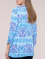 Remera de rayón con estampado paisley y geométrico en tonos de azul y celeste, con escote en V pronunciado y mangas 3/4 con sistema roll-up.