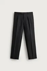 Pantalón de vestir regular fit color negro, con pliegues frontales y cierre con cremallera y botón.