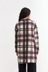 Tapado de paño con diseño a cuadros en tonos marrón, beige, azul y naranja, de corte oversize con solapas clásicas, bolsillos frontales aplicados y cierre de botones.