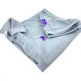 Chomba gris con logo bordado en el pecho y número bordado en la manga.