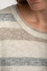 Sweater de punto con diseño de rayas horizontales en tonos neutros, cuello redondo, manga larga y puños acanalados.