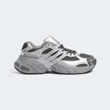 Championes Adidas Adistar XLG con diseño inspirado en el running retro, confeccionados con capellada de malla gris, revestimientos sintéticos y detalles metalizados en tono plateado. Cuentan con una suela robusta de caucho y pasador de cordones.