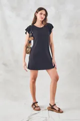 Vestido corto negro de algodón con mangas cortas con volados.