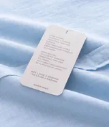 Camisa comfort de manga larga y cuello inglés, confeccionada en mezcla de lino y algodón. Presenta un diseño básico sin estampa con cierre frontal de botones.