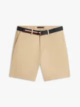 Pantalón corto beige tipo chino de Tommy Hilfiger, con bolsillos laterales y traseros, confeccionado en sarga de algodón y elastano. Incluye trabillas para cinturón.