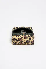 Neceser de estructura blanda con estampado de leopardo, cierre de cremallera y logo metálico de la marca.