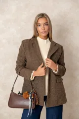 Blazer de lana con diseño de espiga en color marrón, con solapas clásicas, bolsillos con solapa y un delicado bordado floral en el lateral inferior.