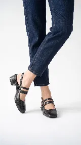 Zapato de tacón bajo destalonado de cuero bordó con textura croco, punta cuadrada, doble tira en el empeine con hebillas metálicas doradas y taco bloque.