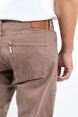 Pantalón de jean marrón con corte clásico, tiro medio y corte recto.